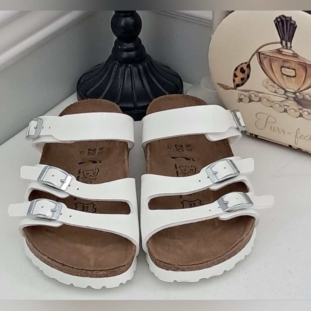 Birki's Platinum White 3 Strap Open Toe Sandal Sz 5/230 NWOB *Flawed* - Picture 2 of 11